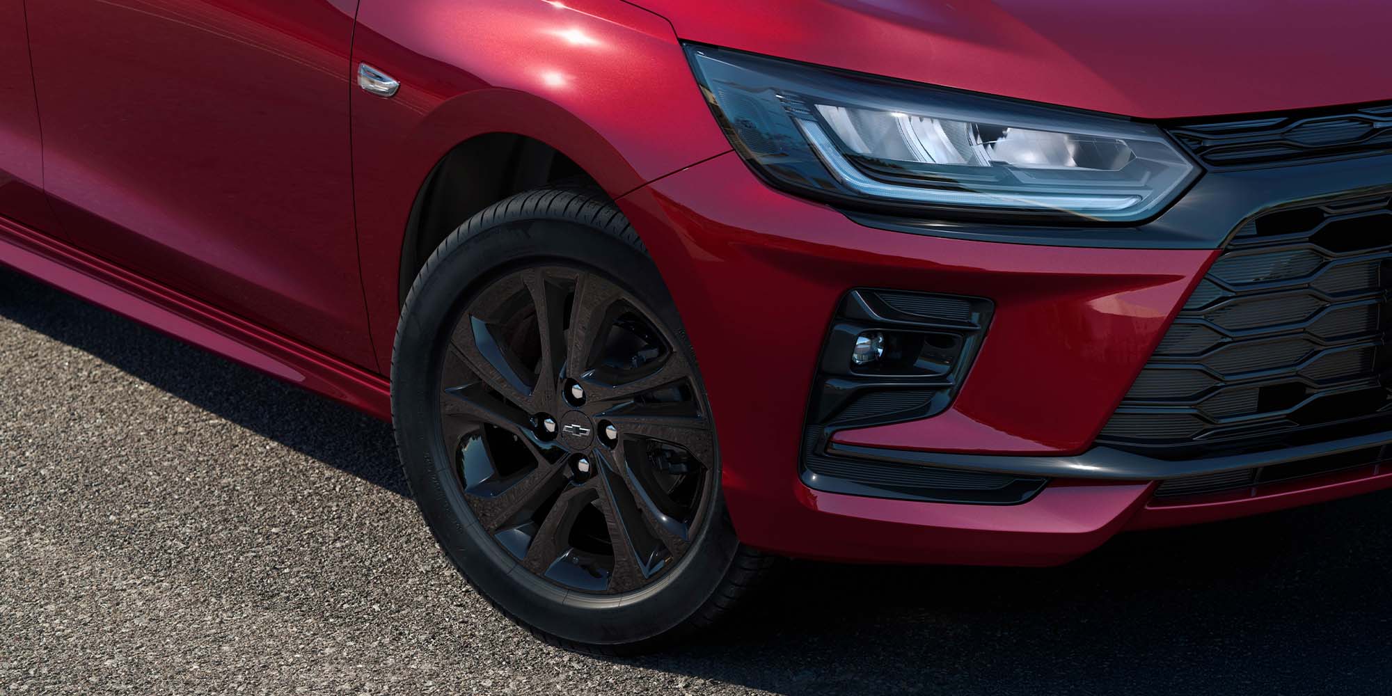 Llanta del Chevrolet Onix Turbo con diseño deportivo