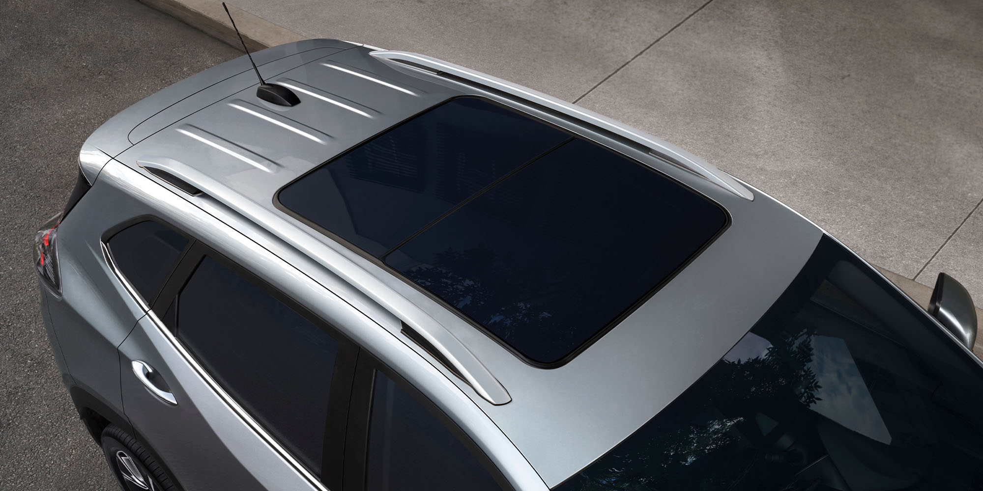 Vista superior de Chevrolet Tracker con techo panorámico y rieles de techo