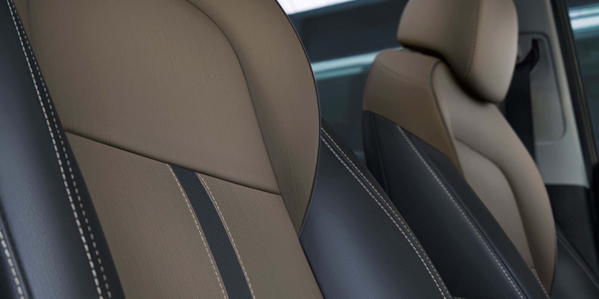 Detalle de asientos en Chevrolet Tracker con tapizado en tonos beige y negro